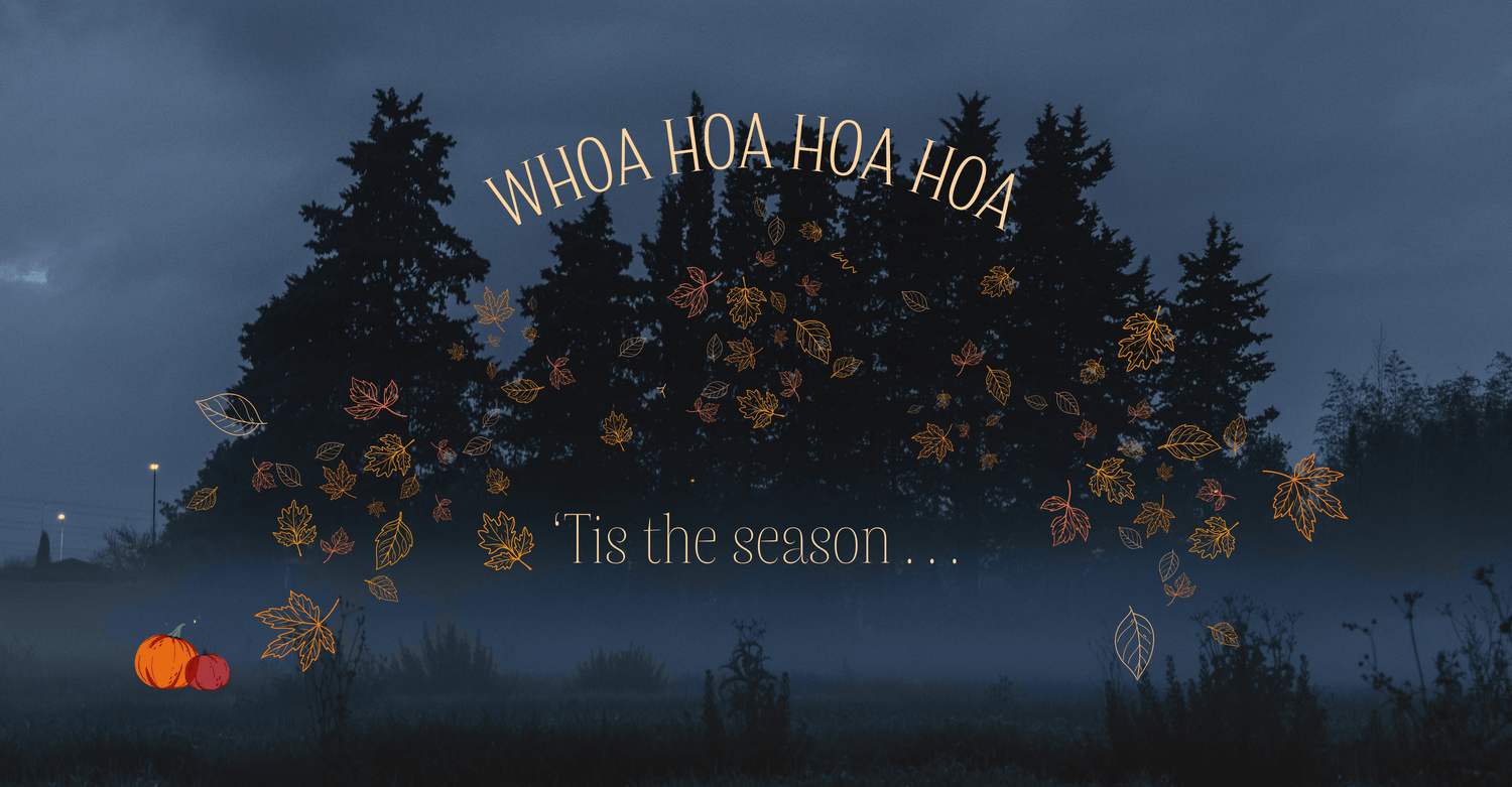 une forêt bleuté, la nuit, avec une inscription indiquant hoa hoa hoa 'tis the season et des illustration de citrouille et de feuilles d'automne